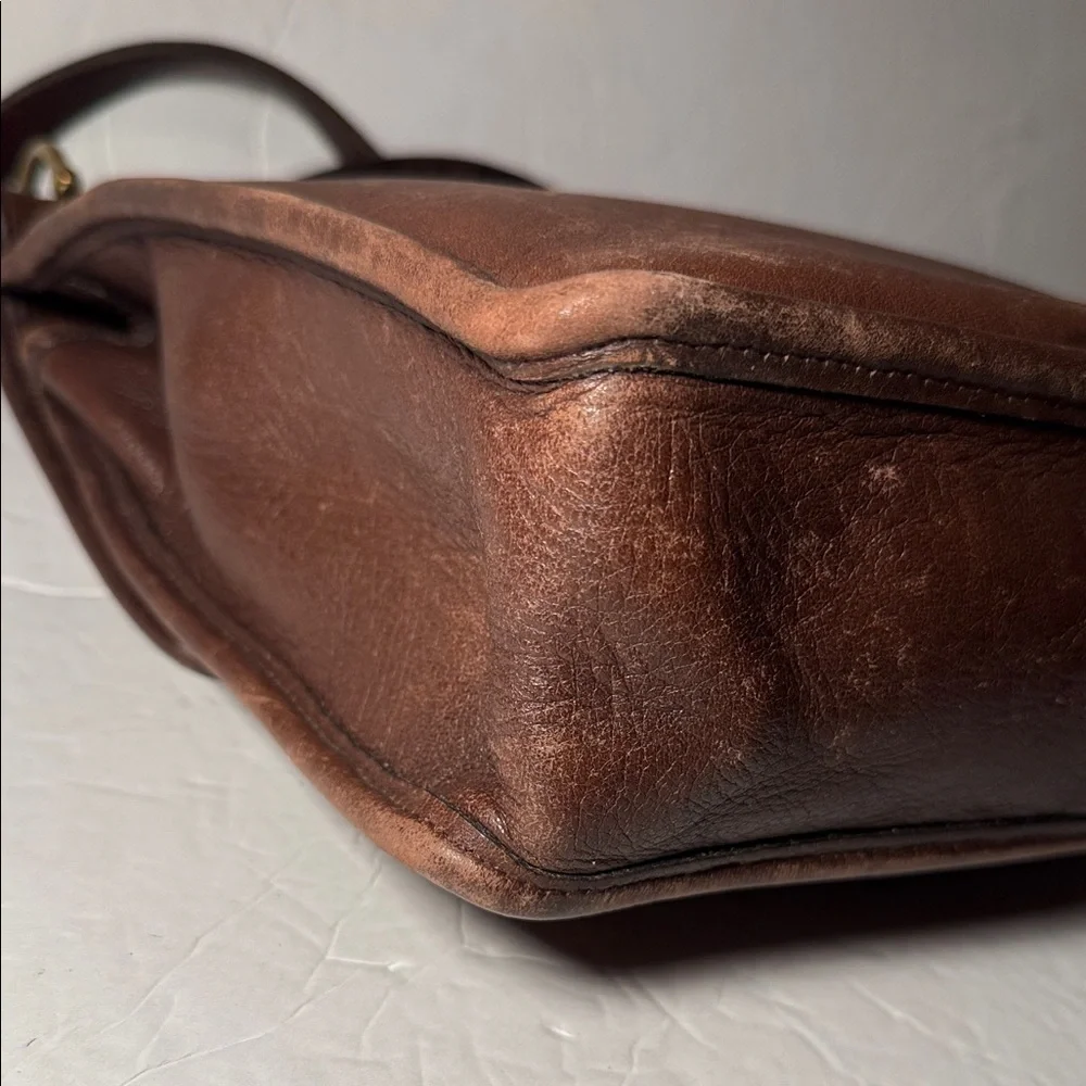 Coach Vintage Willis 9927 Brown Leather Messenger Bag with Gold Turn Lock - Picture 4 of 13